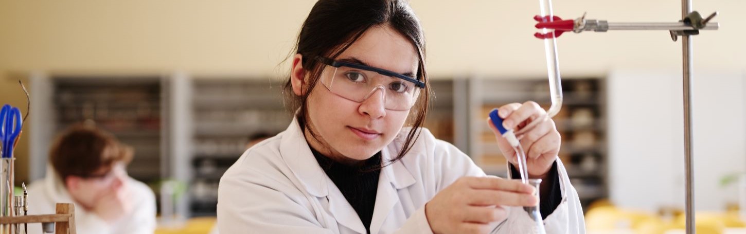 171 rz Maedchen im Labor c Obersteierstark.at MKoenigshofer 1