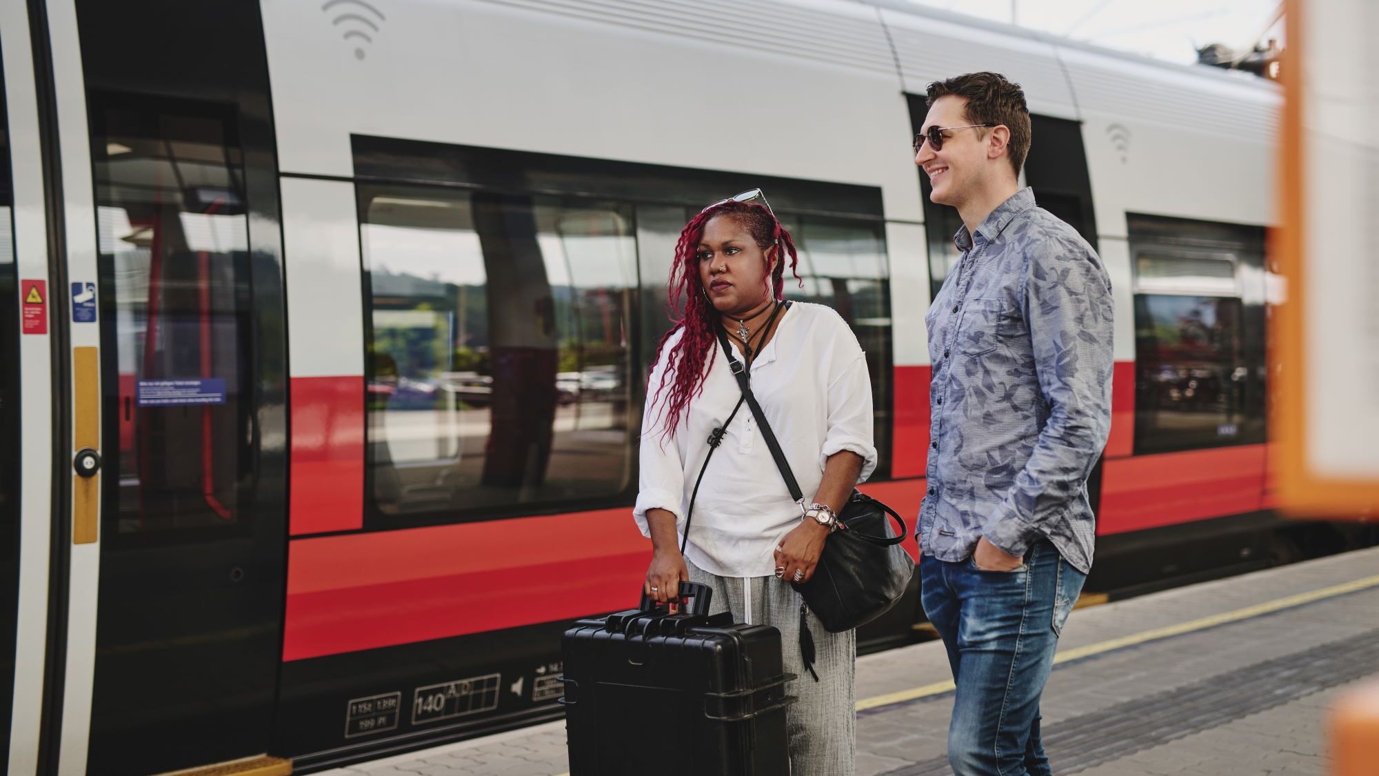 133 rz zwei Menschen am Bahnhof wartend c Obersteierstark.at MKoenigshofer 1 edited