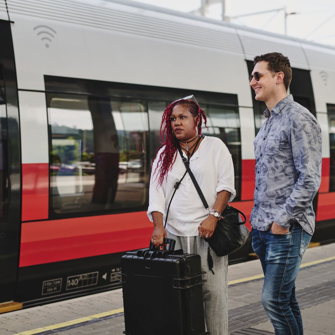 133 rz zwei Menschen am Bahnhof wartend c Obersteierstark.at MKoenigshofer edited
