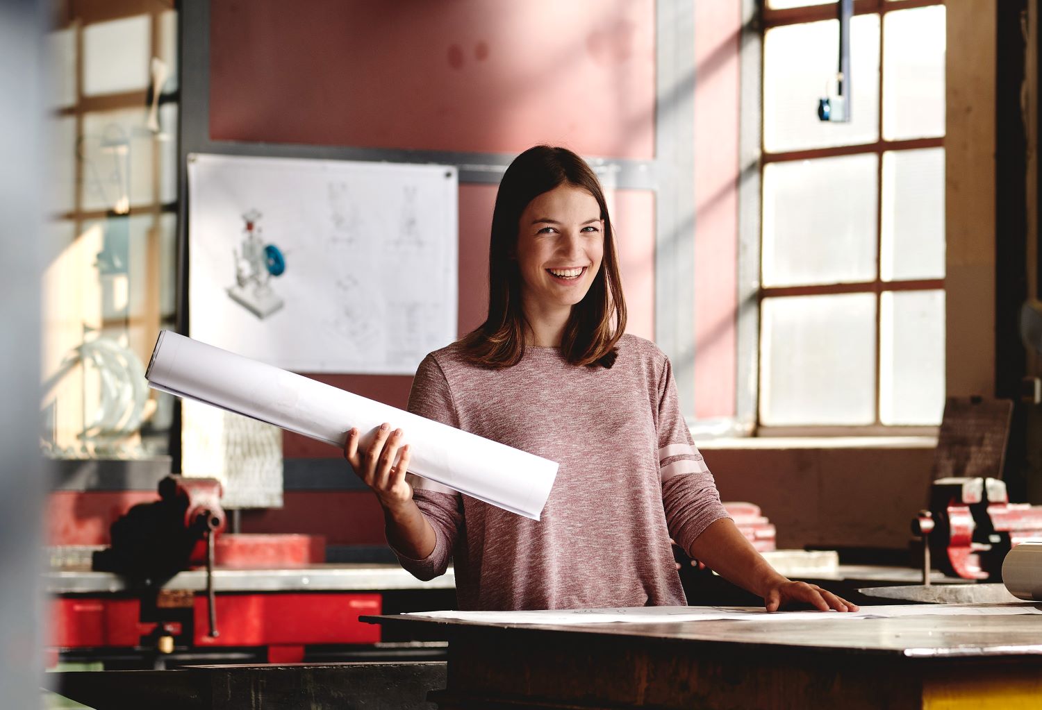 201 Lisa Hirner mit Bauplan 2 c Regionalmanagement Obersteiermark Ost GmbH 1