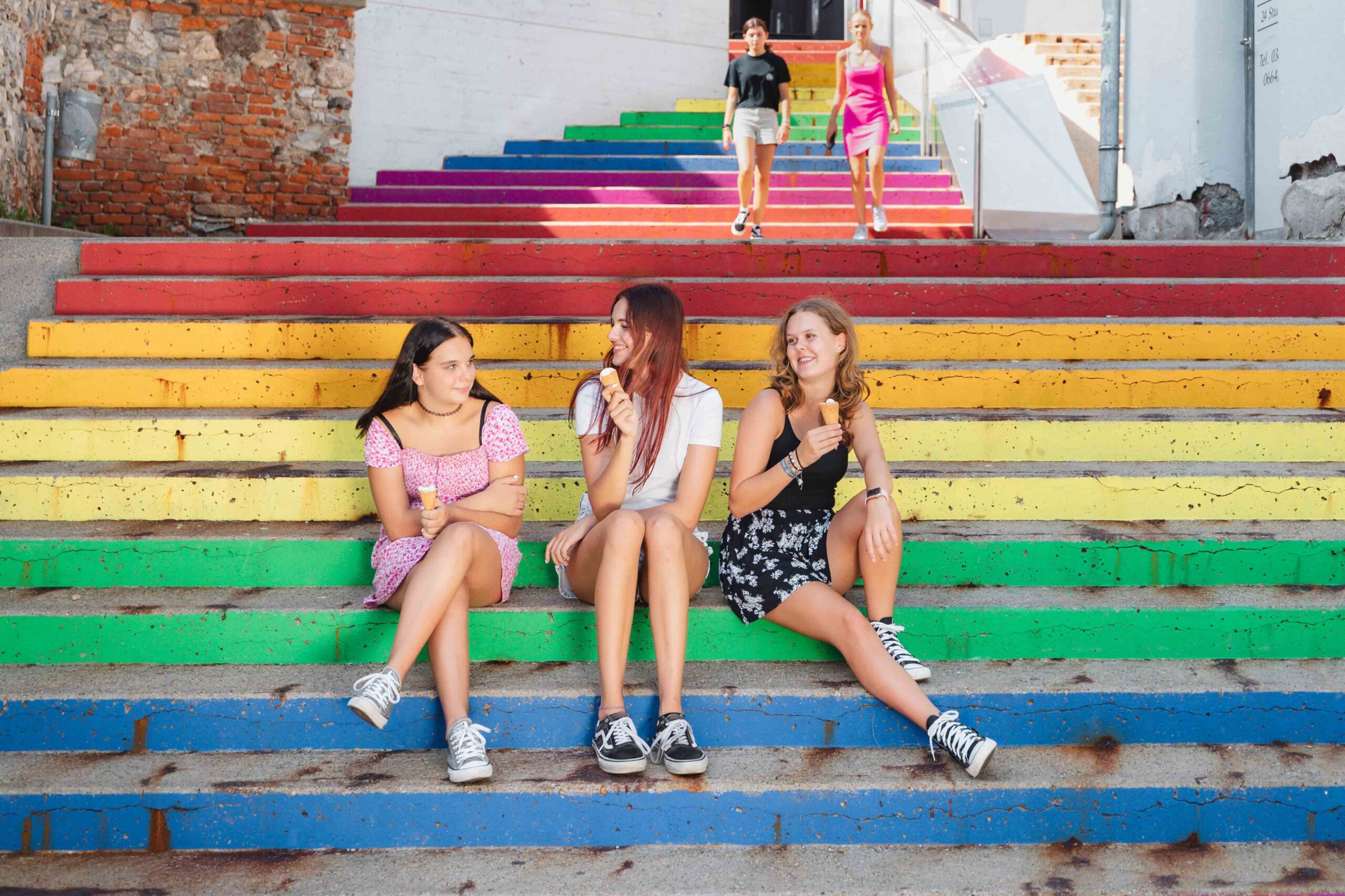 20 Jugendliche treffen einander auf Regenbogenstiege 6895 © RM OSO NicoleSeiser 1 edited 1 scaled