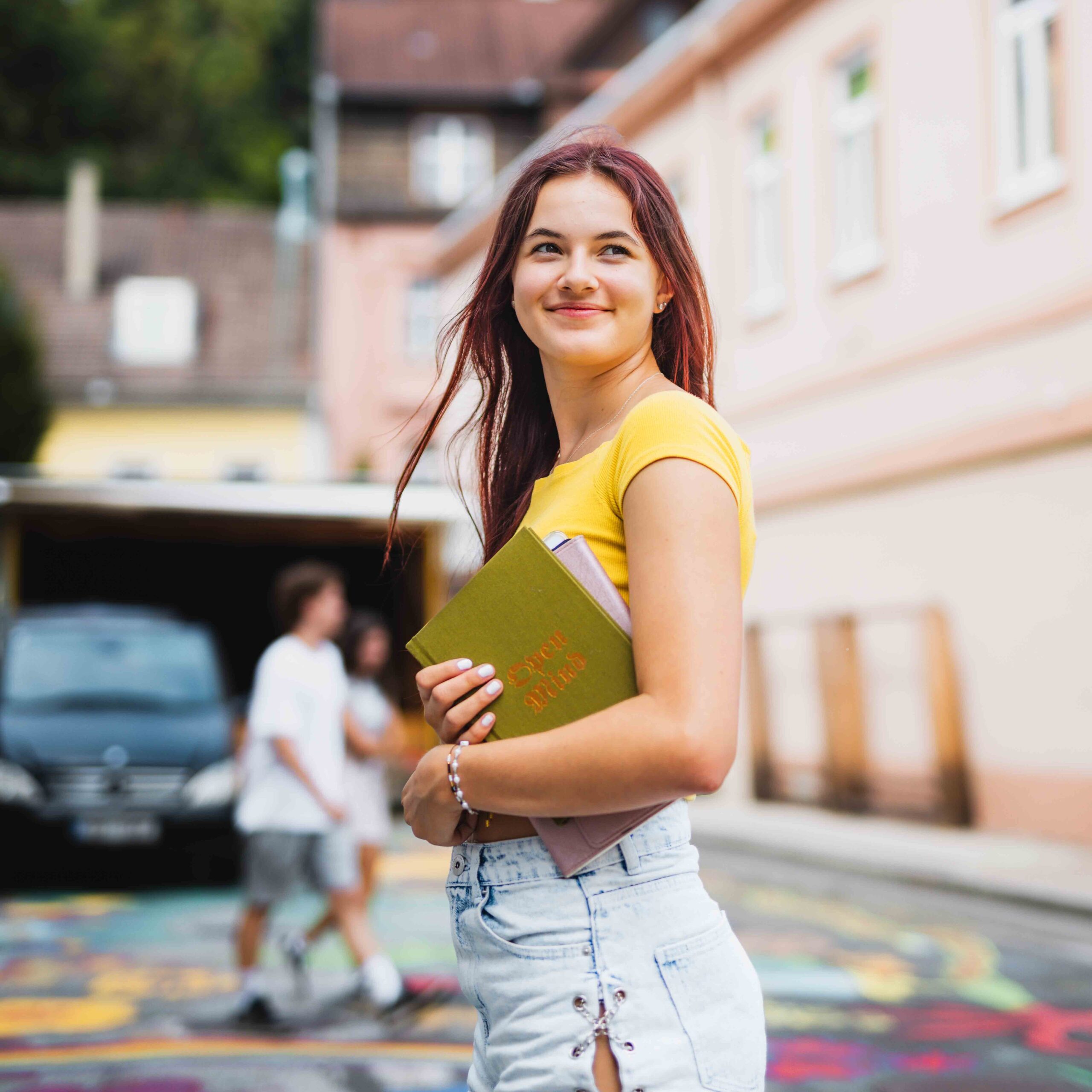 25 Maedchen mit Buch 9229 © RM OSO NicoleSeiser edited scaled