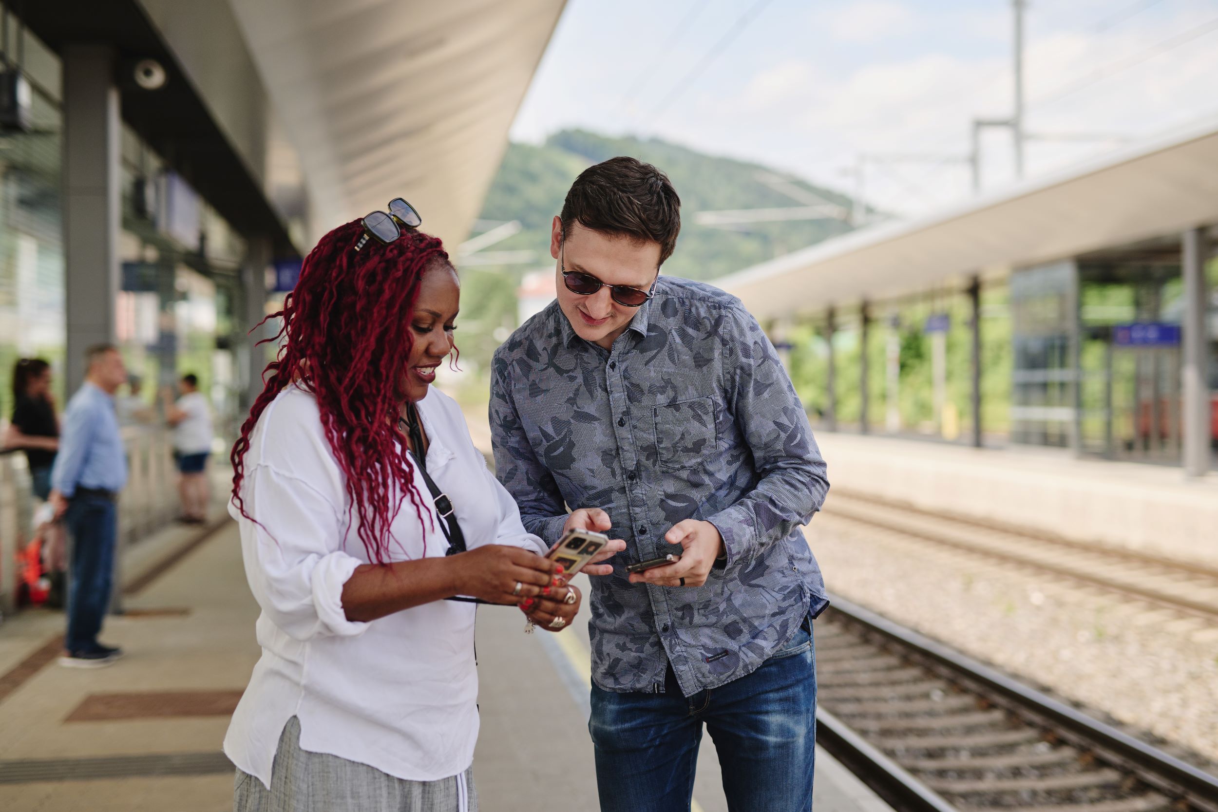 132 rz zwei Menschen am Bahnhof am Handy c Obersteierstark.at MKoenigshofer